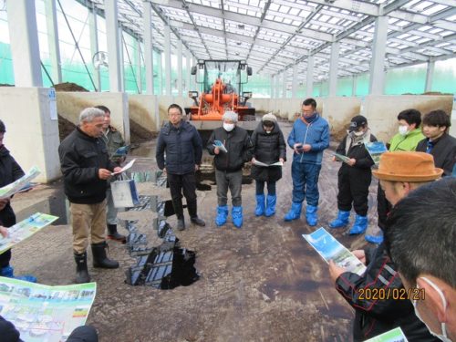 預託研究会 　 　　 令和2年2月21日（金）に預託研究会 冬季研修会が開催されました。この研修会は、受入農家同士で牧場を視察し合う事で、改善点の発見や受入農家間での情報交換を目的としております。今回は、十勝清水町農協管内の受入牧場である㈱十勝清水すくすくライフと、研修視察の一環として、今年度運用開始となった、十勝清水バイオマスエネルギー株式会社を視察し、その後は、十勝川第一ホテルにて、活発で建設的な意見交換が行われました。 預託研究会とは 　「乳用育成牛委託販売研究会」の通称で、全酪連の預託を受けている農協（受託農協）および農家（受託農家）と全酪連札幌支所で構成している組織です。 　預託研究会は、良質な初妊牛を生産するための受託農家の飼養管理技術の向上や会員相互の親睦を図ること、 また、研修会等を開催することを目的として事業活動を行っています。 　昨年度も都府県への販売預託牛の追跡調査の実施、飼養管理技術の向上のための研修会や道内受託農家の 視察等を実施しました。 　今後も、都府県酪農家の皆様に喜ばれる「全酪連販売預託事業」にしていくために、充実した活動をしていく予定です。 会員・生産者の皆様へ 組織整備情報 酪農青年女性会議