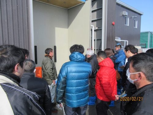 預託研究会 　 　　 令和2年2月21日（金）に預託研究会 冬季研修会が開催されました。この研修会は、受入農家同士で牧場を視察し合う事で、改善点の発見や受入農家間での情報交換を目的としております。今回は、十勝清水町農協管内の受入牧場である㈱十勝清水すくすくライフと、研修視察の一環として、今年度運用開始となった、十勝清水バイオマスエネルギー株式会社を視察し、その後は、十勝川第一ホテルにて、活発で建設的な意見交換が行われました。 預託研究会とは 　「乳用育成牛委託販売研究会」の通称で、全酪連の預託を受けている農協（受託農協）および農家（受託農家）と全酪連札幌支所で構成している組織です。 　預託研究会は、良質な初妊牛を生産するための受託農家の飼養管理技術の向上や会員相互の親睦を図ること、 また、研修会等を開催することを目的として事業活動を行っています。 　昨年度も都府県への販売預託牛の追跡調査の実施、飼養管理技術の向上のための研修会や道内受託農家の 視察等を実施しました。 　今後も、都府県酪農家の皆様に喜ばれる「全酪連販売預託事業」にしていくために、充実した活動をしていく予定です。 会員・生産者の皆様へ 組織整備情報 酪農青年女性会議